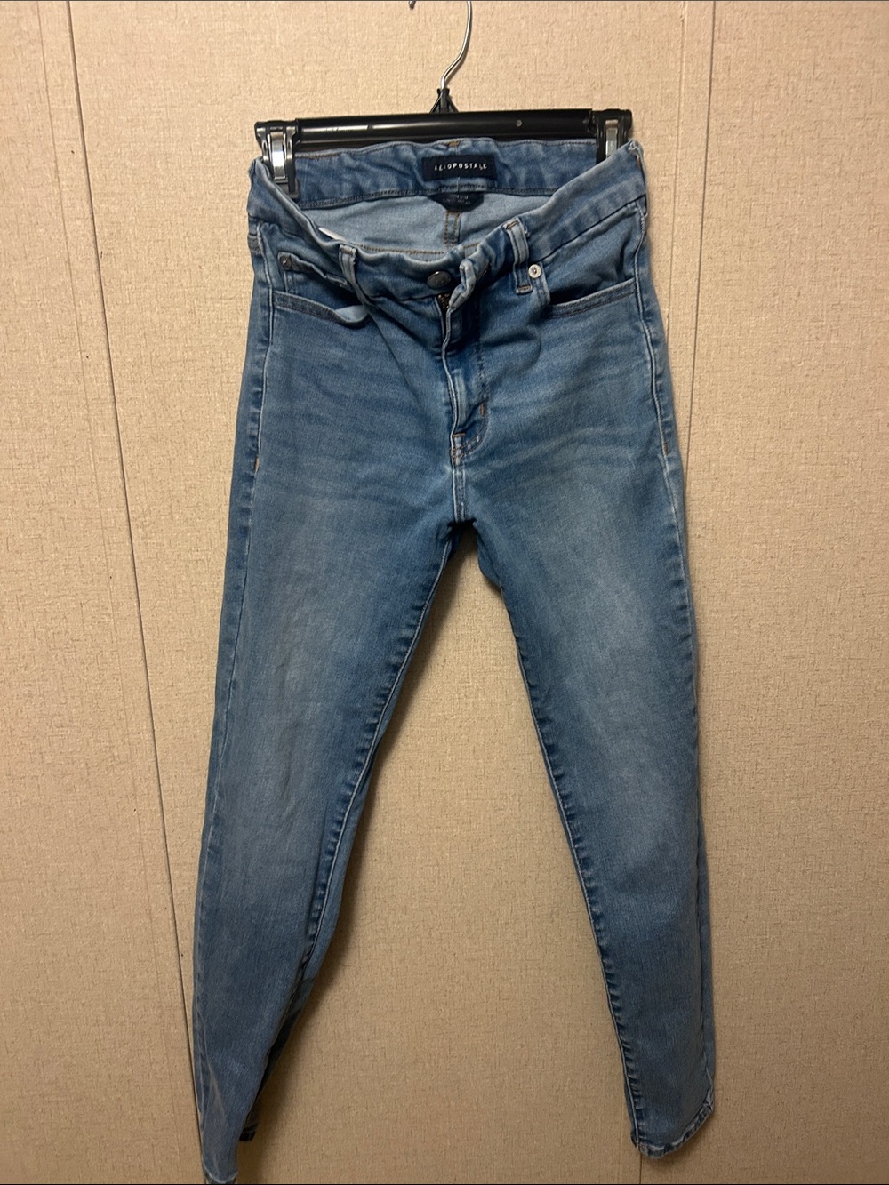 Aeropostale Women's Skinny Jeans in Medium Blue Wash